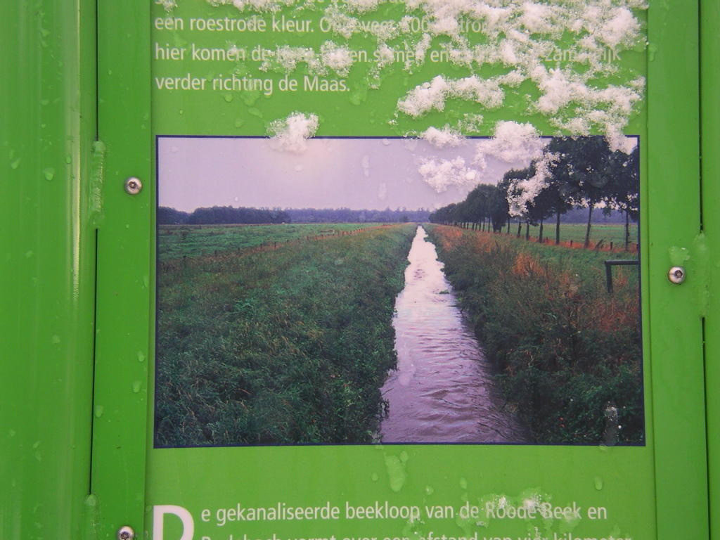 So ungefähr sah der Rodebach -pardon Rodekanal - seit der 60er Jahren bis 2003 aus: kanalisiert, an der Schnur gezogen, der Bosden plattiert, viel zu tief mit viel zu steilen Ufern ...!