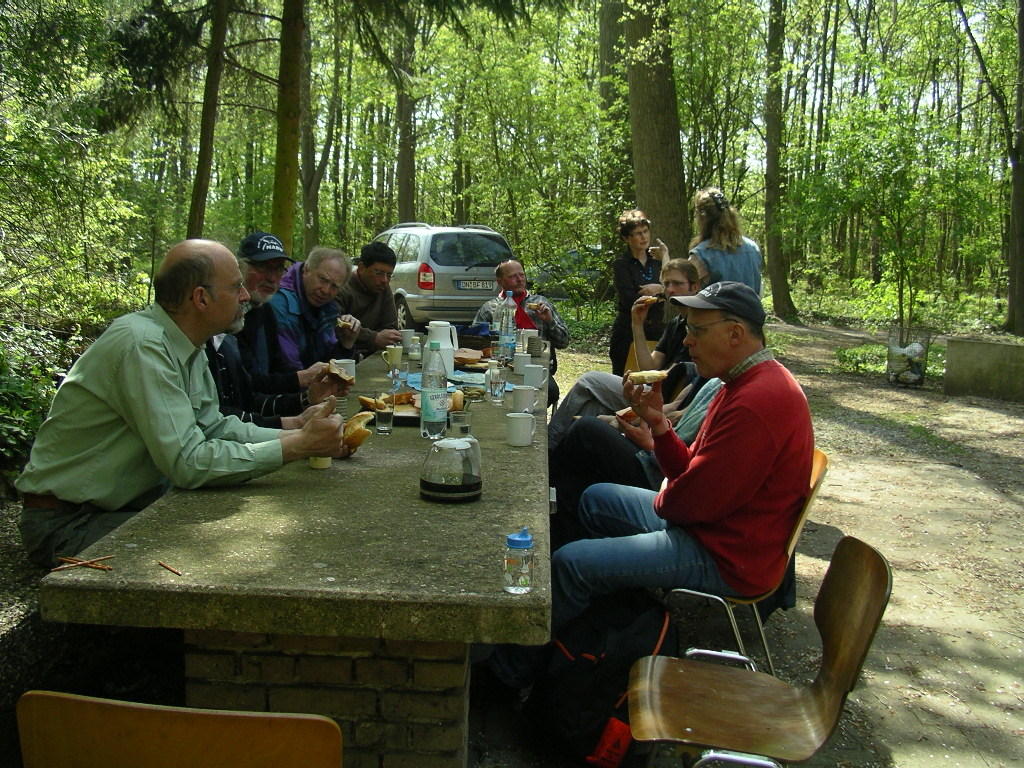 IMGP6862 Als wenn wir nicht schon genügend verwöhnt worden waren, wartete am Anglerclubheim, direkt am Barmener See, ein etwas verspätetes Frühstück!