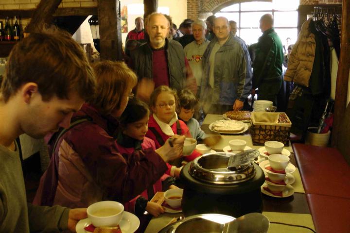 an der Suppen- u. Kuchentheke