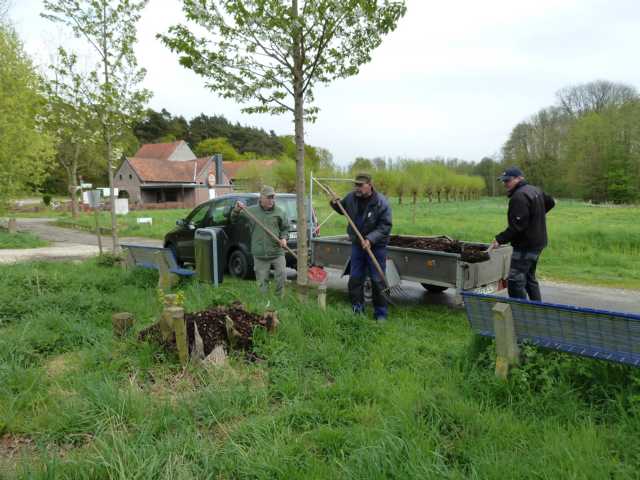 hier Auffüllen einer von zwei broedstoven auf nl. Seite (Nähe Etzenrather Müphle)