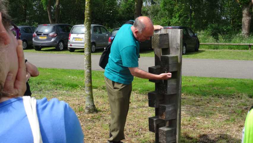 Jos erklärt das "Bienenhotel" vor dem Zenrum
