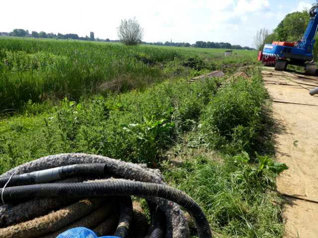 ... d.h. Übergang vom bestehenden Regenwaterbuffer auf Höhe des Baggers