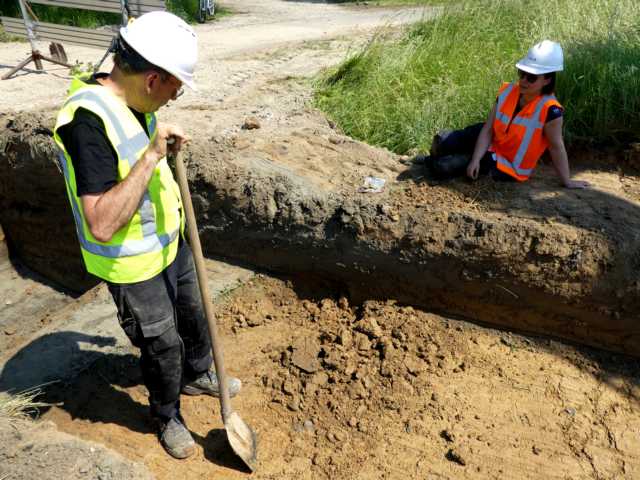 einnwachsames Auge durch Archäologen auf der Suche nach einer vermuteten Römerstraße