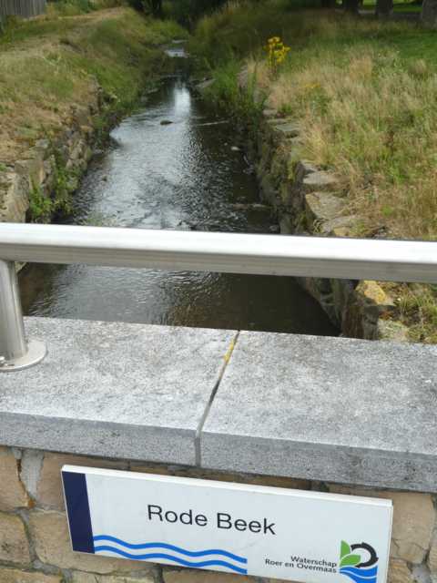 um wieder einen natürlichen (?!) Verbindungsweg für Flora und Fauna zu gewährleisten, Regenwasser konnte z.B. direkt wieder der Natur zurückgegeben werden