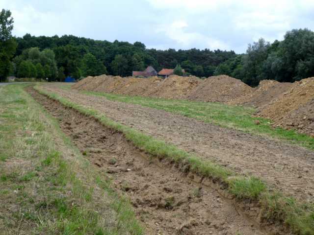 Graben geschlossen, weil dfas Wasser ja möglichst in der Fläche verbleiben soll