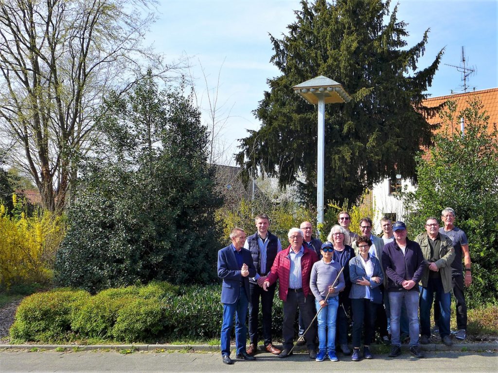 Nach einer schönen Ehrung und Einweihung des Schwalbenhotels erwarten alle, dass diese auch schnellstmöglich von den kleinen Kunstfliegern angnommen wird. Gleichzeitig wurde an der Aussichtshütte am Biotop 